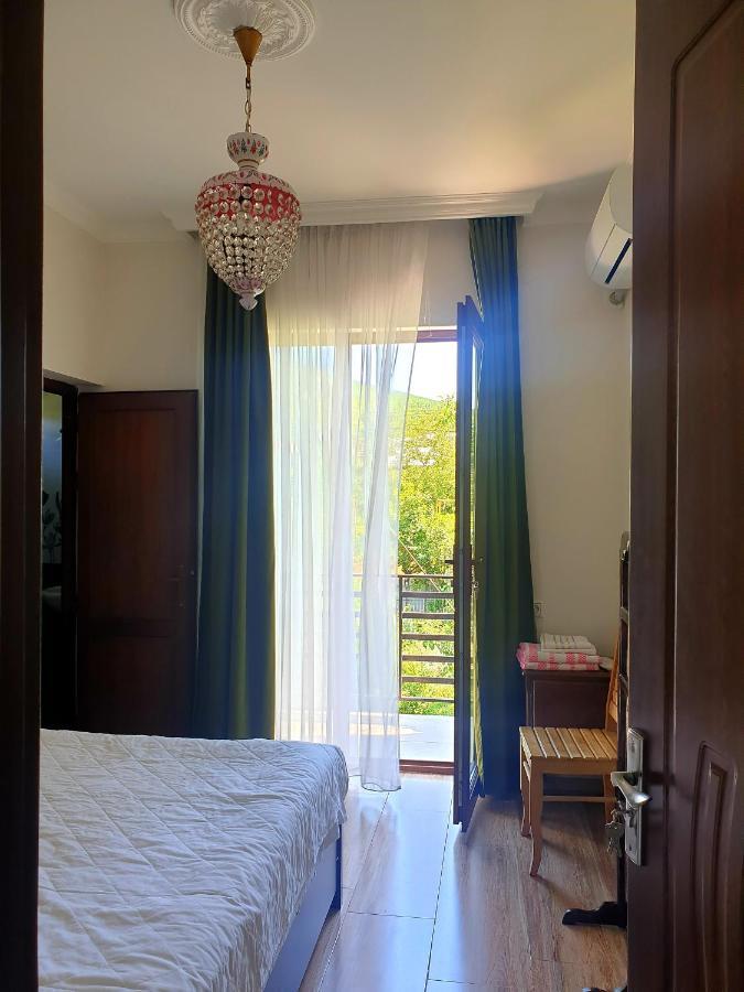 Four Seasons In Kutaisi Hotel ภายนอก รูปภาพ