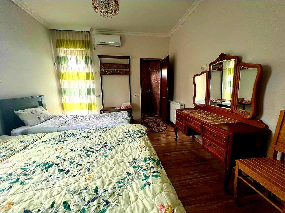 Four Seasons In Kutaisi Hotel ภายนอก รูปภาพ