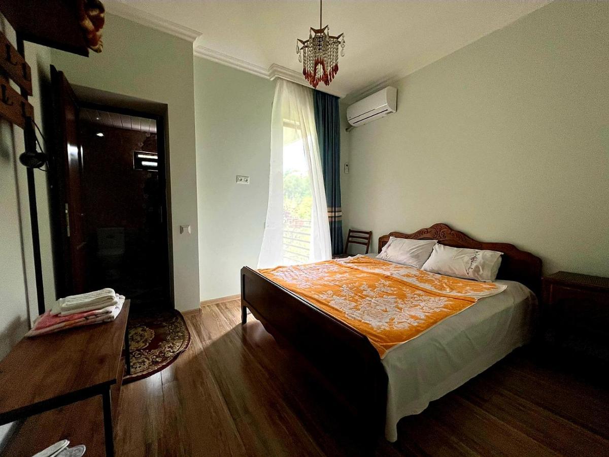 Four Seasons In Kutaisi Hotel ภายนอก รูปภาพ