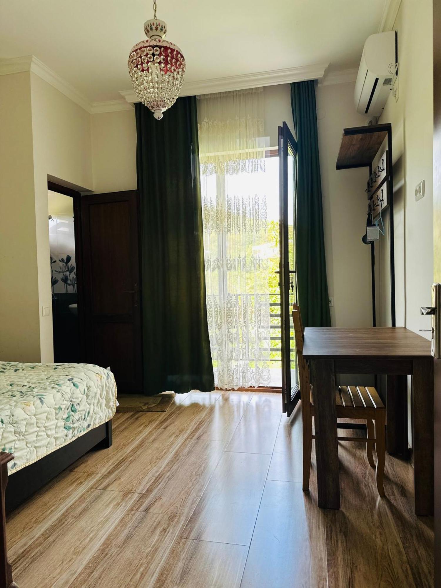 Four Seasons In Kutaisi Hotel ภายนอก รูปภาพ